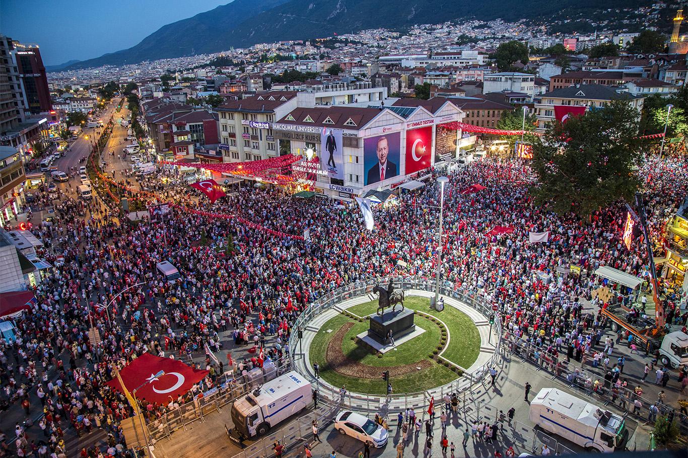 Bursalılar 15 Temmuz’un yıldönümünde birlik için yürüdü